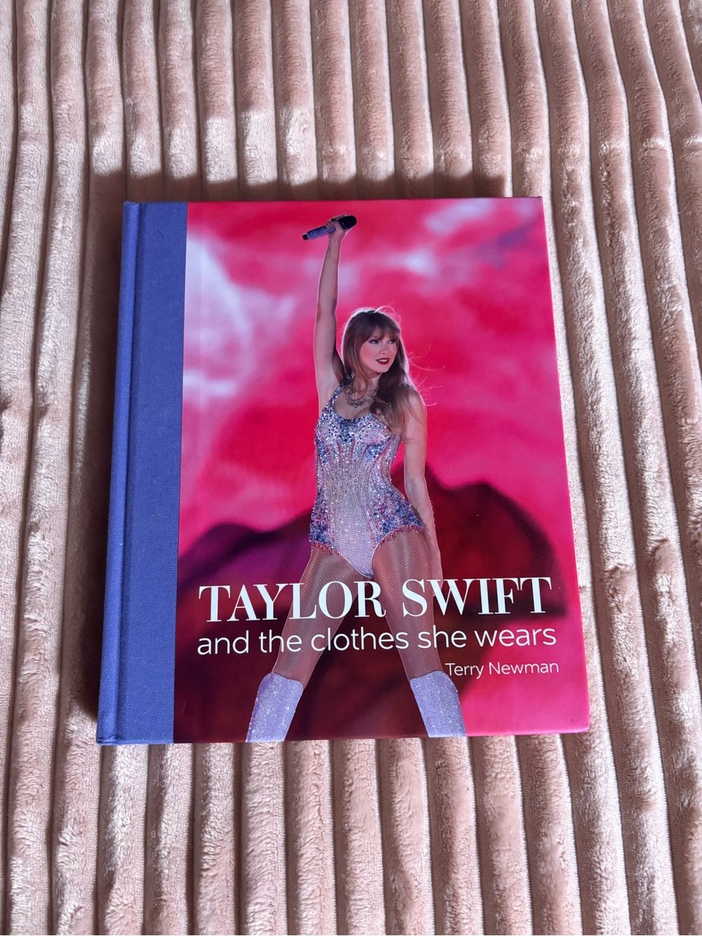 “Taylor Swift and the clothes she wears” - unofficial Taylor Swift fashion book